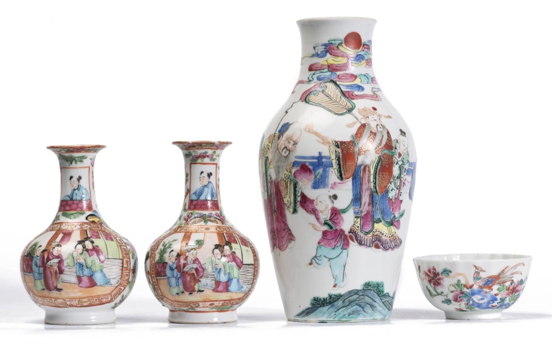 Un vase en porcelaine de Chine d'époque Qing 清代, l'un en famille rose à décor [...]