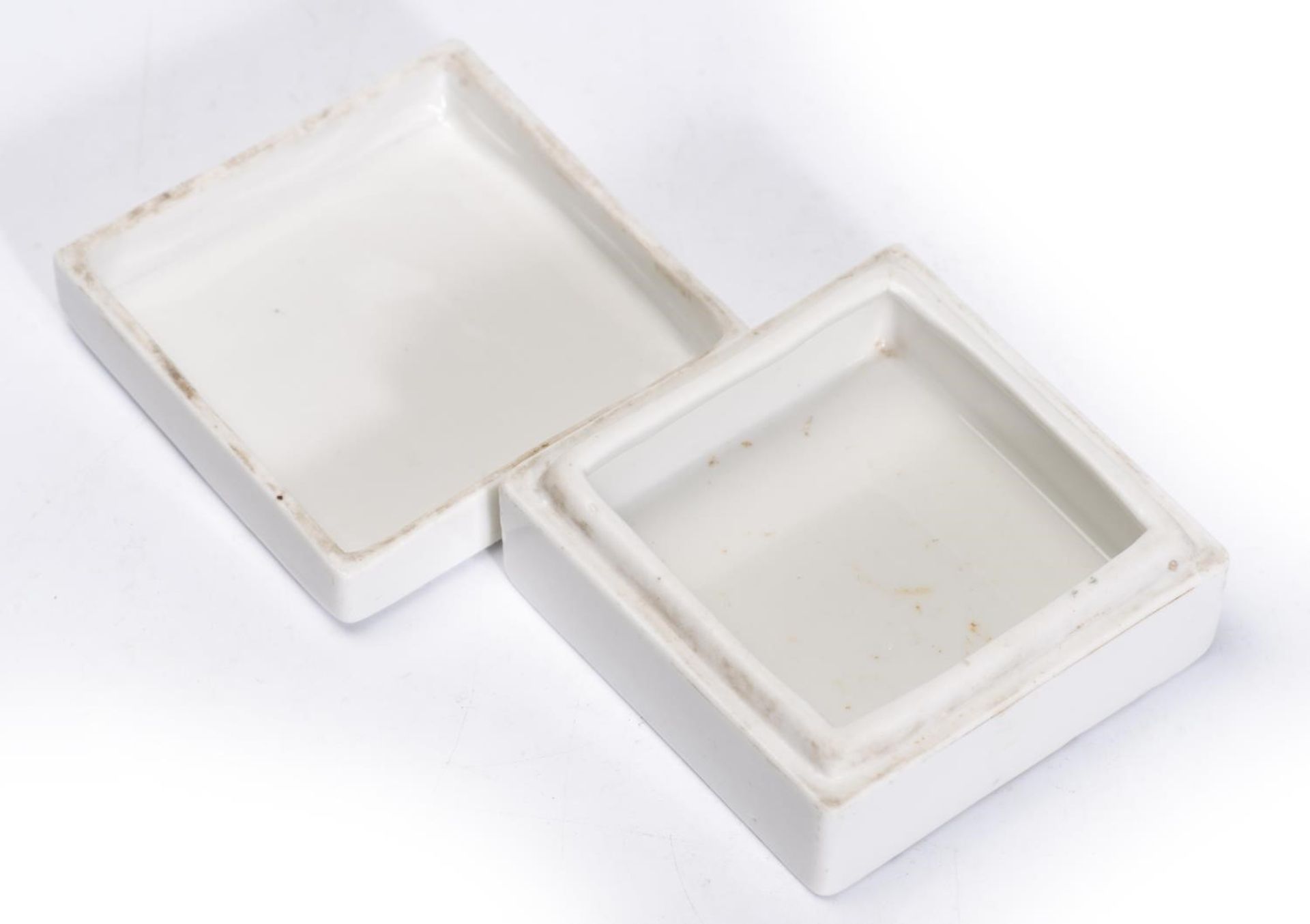Ensemble de boîtes en porcelaine de Chine comprenant : - boîte quadrangulaire à [...] - Bild 16 aus 17