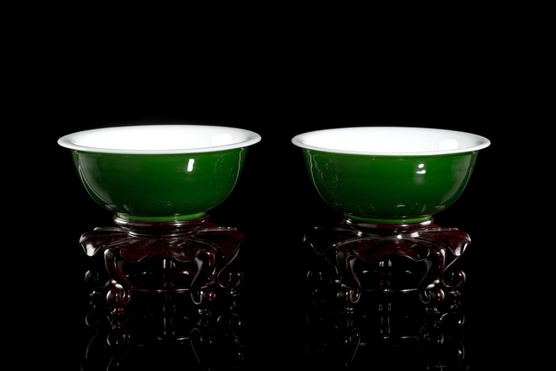 Paire de bols en verre de Pékin multicouche blanc et vert probablement XIXe [...]