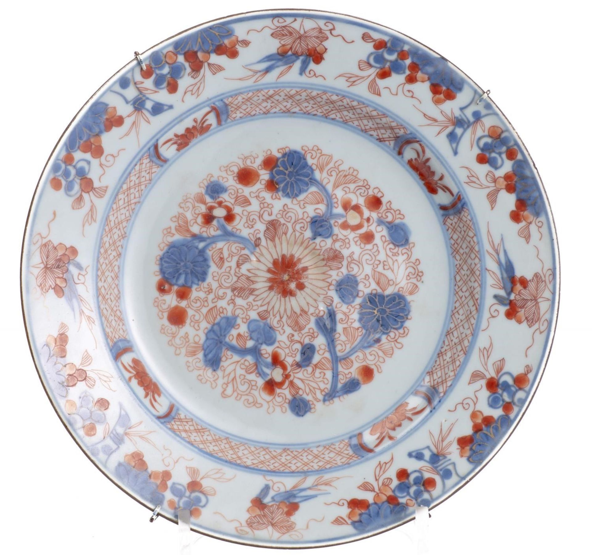 Quatre assiettes en porcelaine chinoise, trois assiettes à décor Imari et une [...] - Bild 6 aus 9