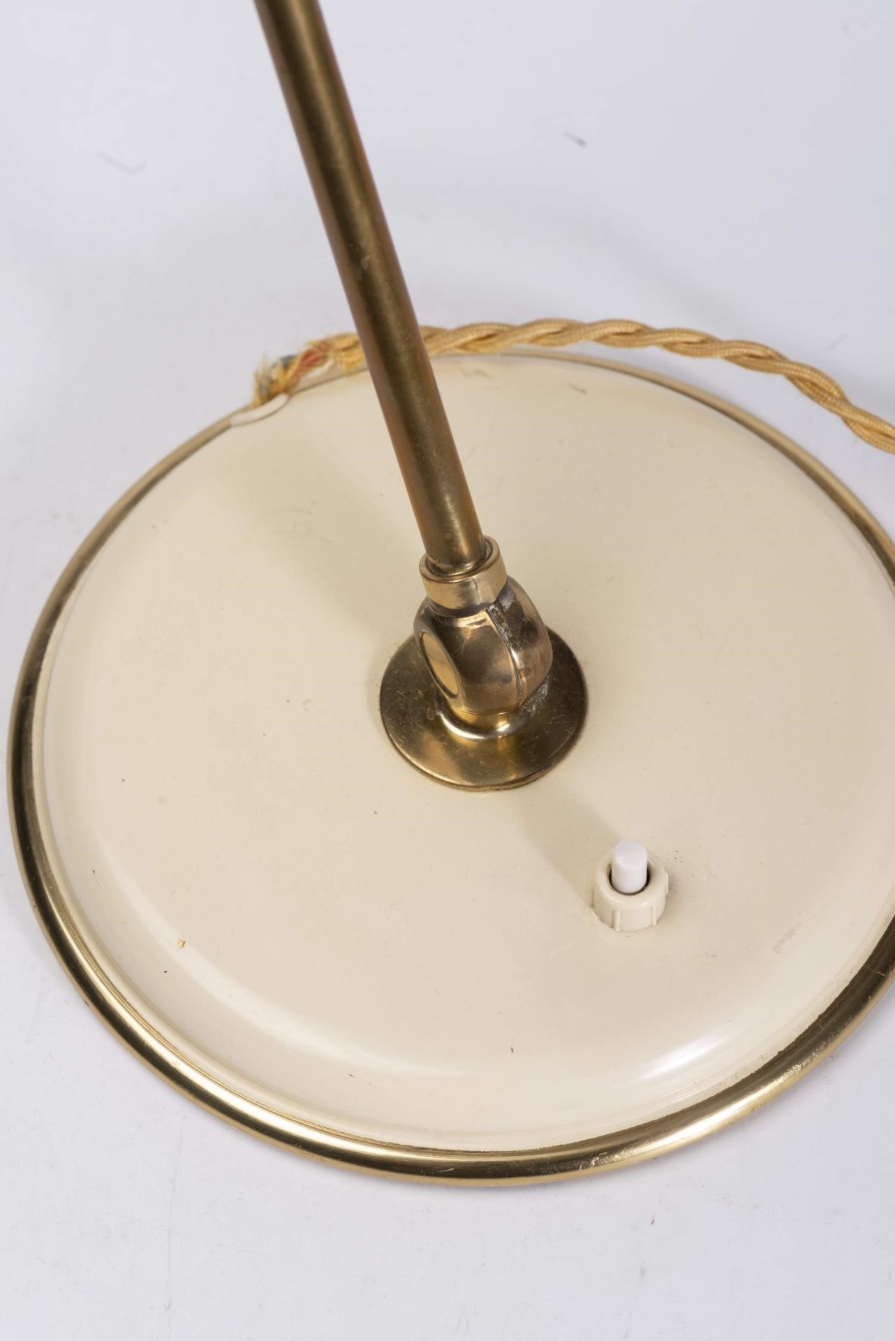 Lampe de table en métal blanc cassé laqué, années 50. H. 59 cm & Diam. 20 cm - - [...] - Bild 5 aus 6