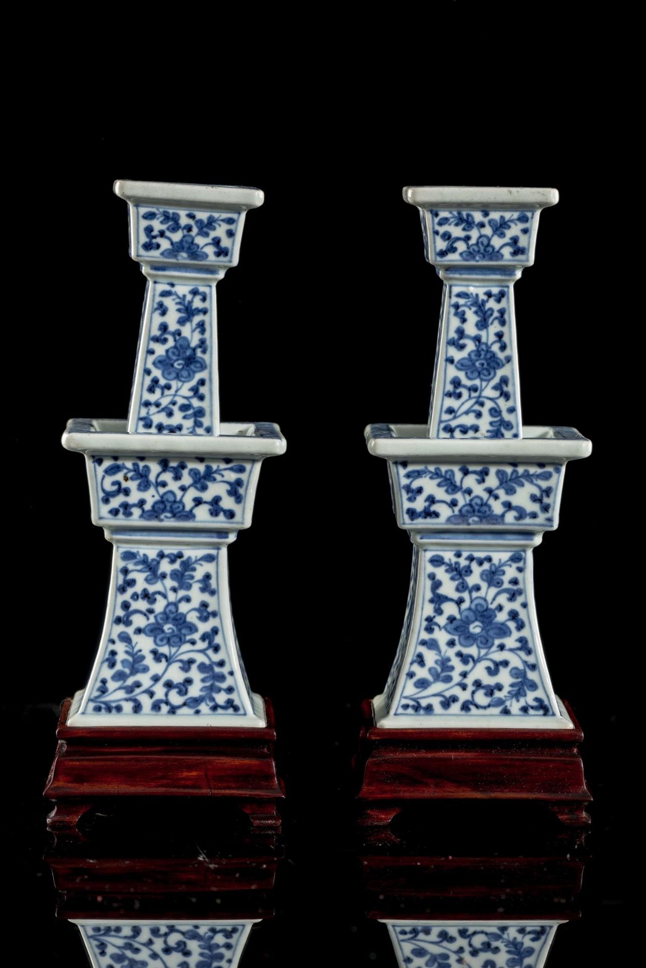 Paire de bougeoirs carrés en porcelaine de Chine à décor en bleu et blanc de [...] - Bild 4 aus 6