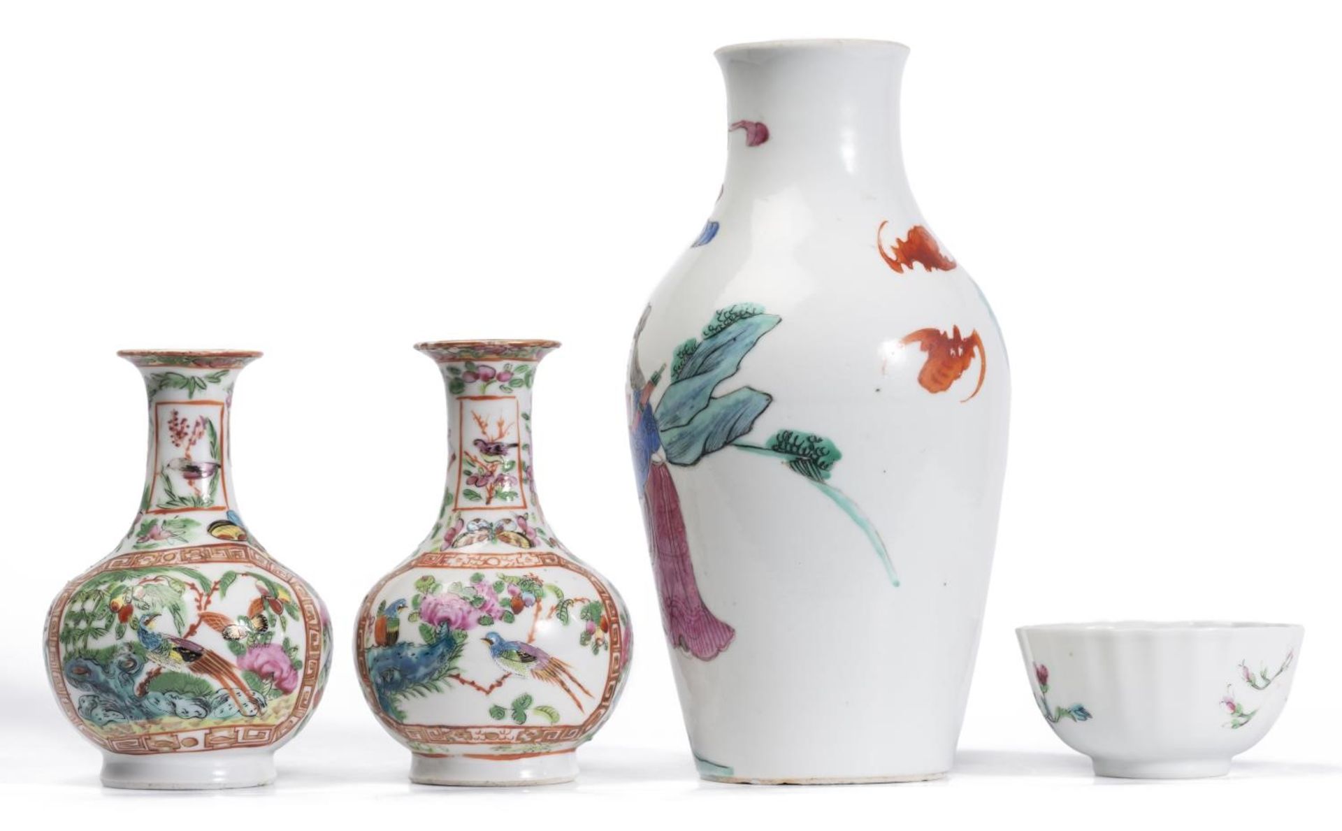 Un vase en porcelaine de Chine d'époque Qing 清代, l'un en famille rose à décor [...] - Bild 2 aus 9