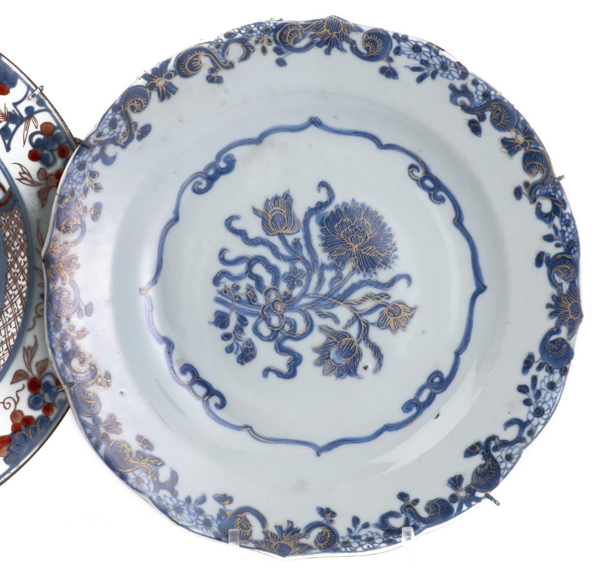 Quatre assiettes en porcelaine chinoise, trois assiettes à décor Imari et une [...] - Bild 4 aus 9