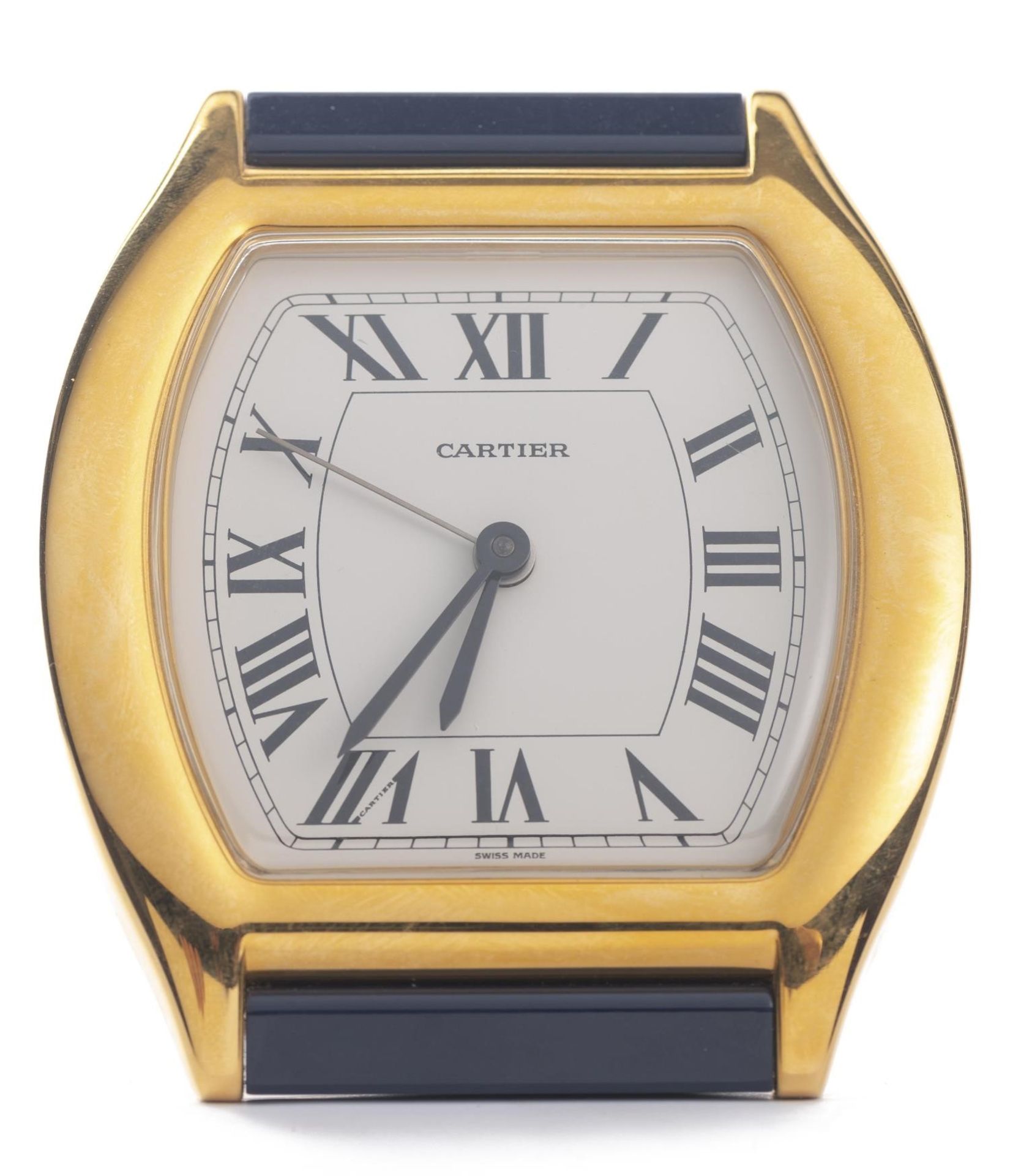 Cartier, pendulette réveil "Tortue" en laiton plaqué or et laqué bleu. Mvt: [...]