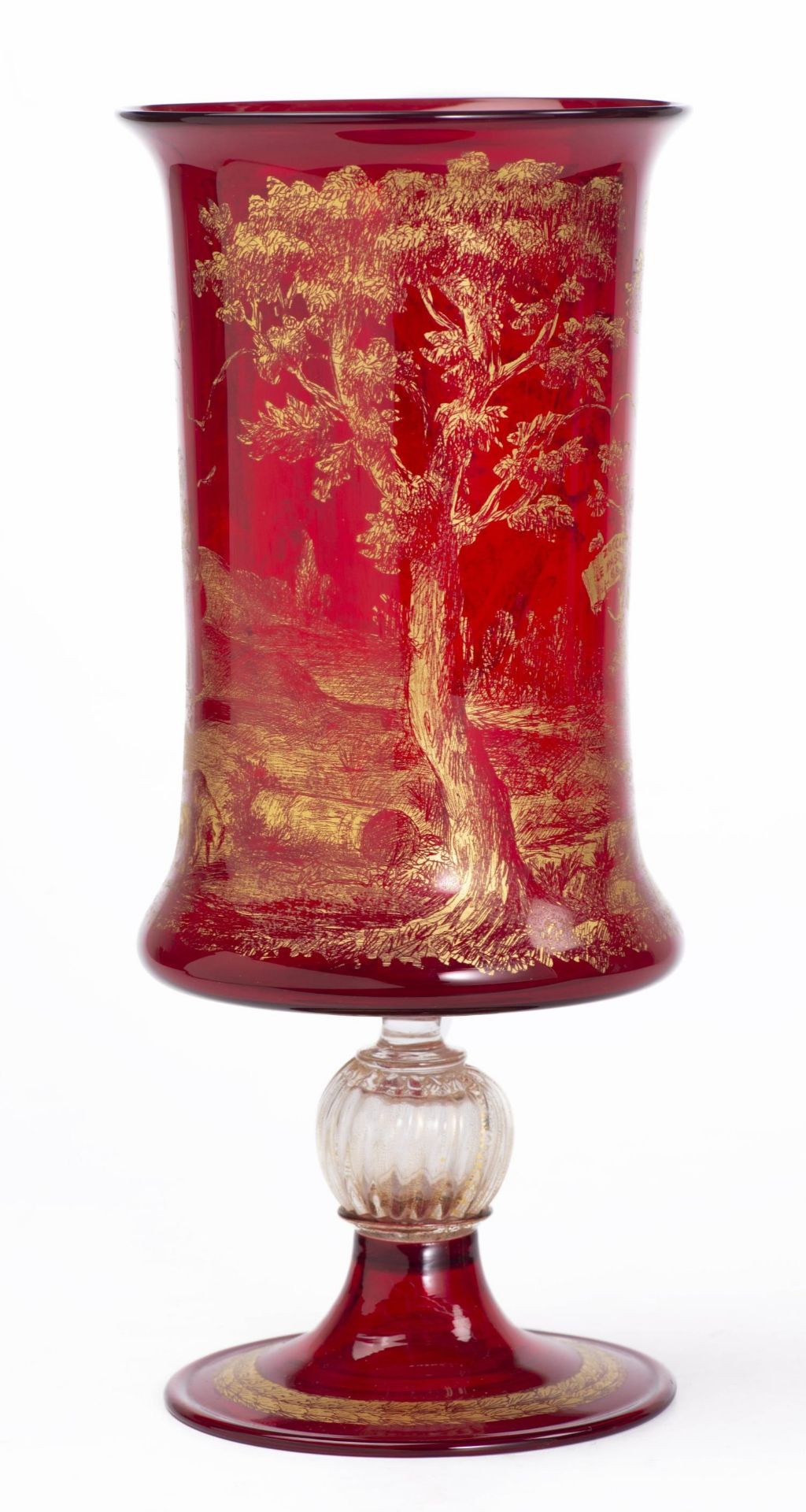 Vase cylindrique à bord évasé, sur pied, en verre rouge décoré à l'or d'une [...] - Bild 2 aus 6