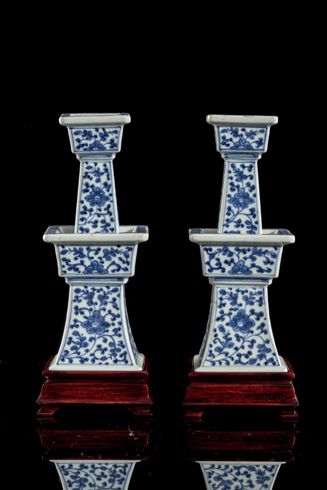 Paire de bougeoirs carrés en porcelaine de Chine à décor en bleu et blanc de [...]