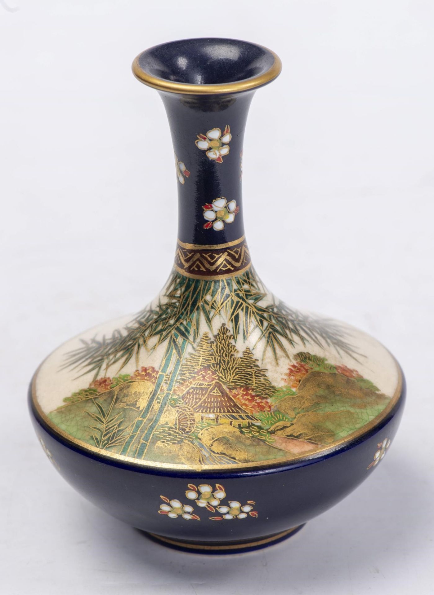 Vase en porcelaine de Satsuma. Décor d'une hutte dans une forêt de bambous. Cachet [...]