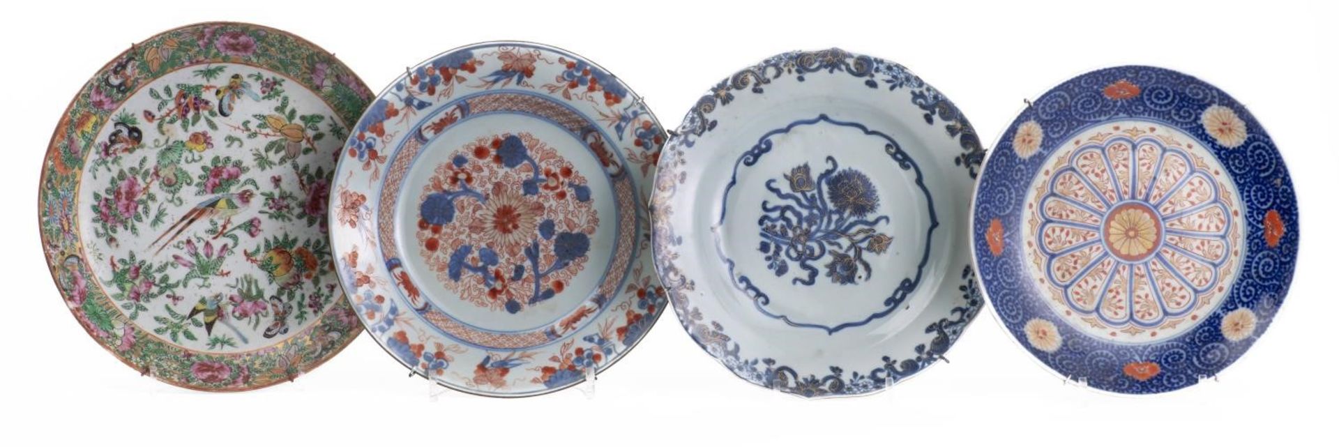 Quatre assiettes en porcelaine chinoise, trois assiettes à décor Imari et une [...]