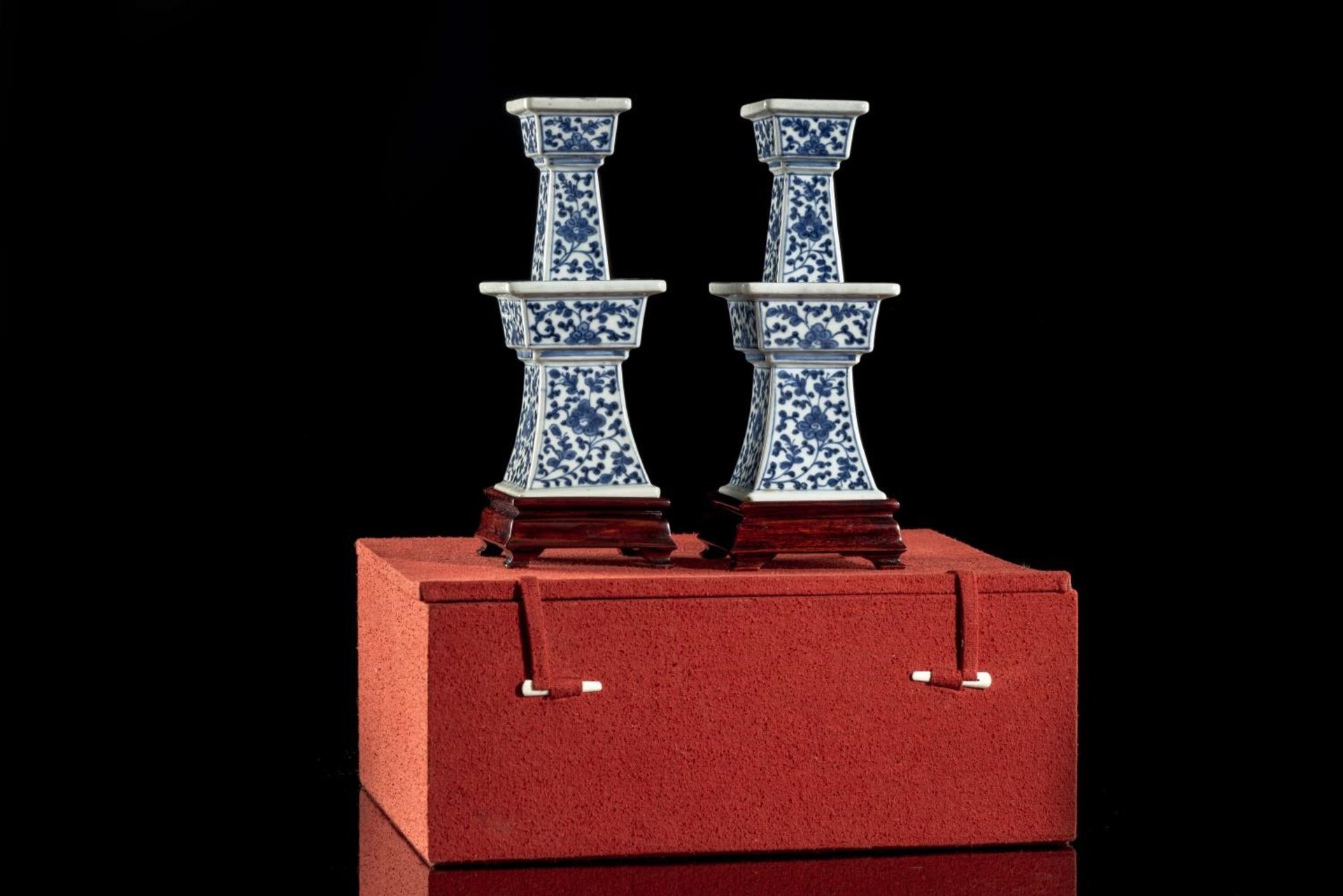 Paire de bougeoirs carrés en porcelaine de Chine à décor en bleu et blanc de [...] - Bild 6 aus 6