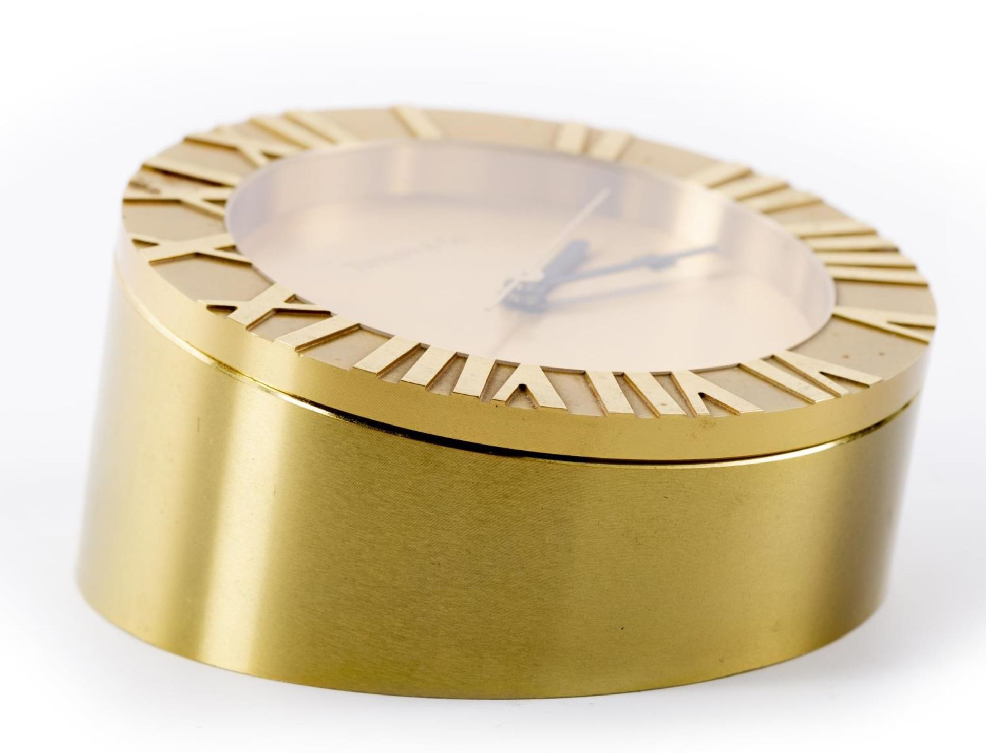 Tiffany & Co, pendulette en métal doré, mvt quartz, guichet de date à 3h, lunette [...] - Bild 4 aus 6