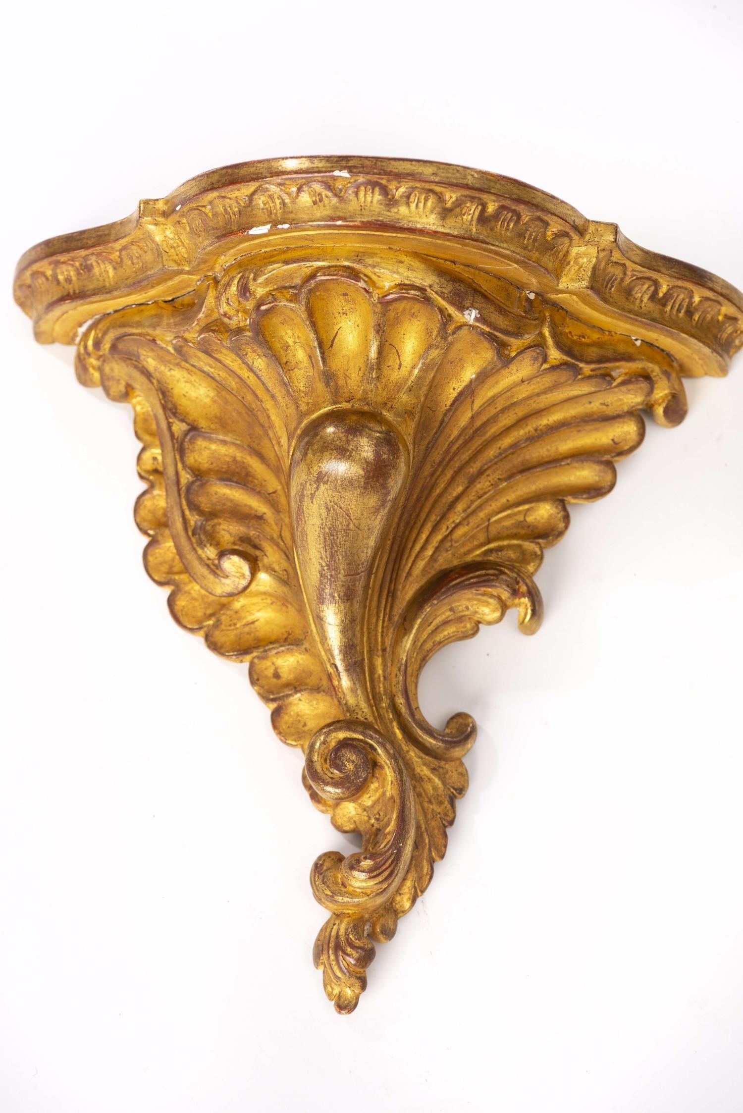Paire de sellettes en bois doré de style baroque. H. 26.3x27.3x14.7 cm - - Mobilier [...] - Image 5 of 7