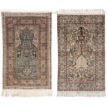 Tapis Ghoum en soie, à décor de mihrab sur champ principal bleu clair, écoinçons [...]