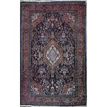 Tapis en laine Hamadan Iran à médaillon central floral en rose, bleu et blanc. [...]