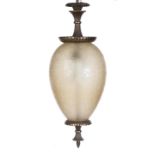 Lustre en bronze et verre imitant un vase formé par un corps en verre fumé et [...]