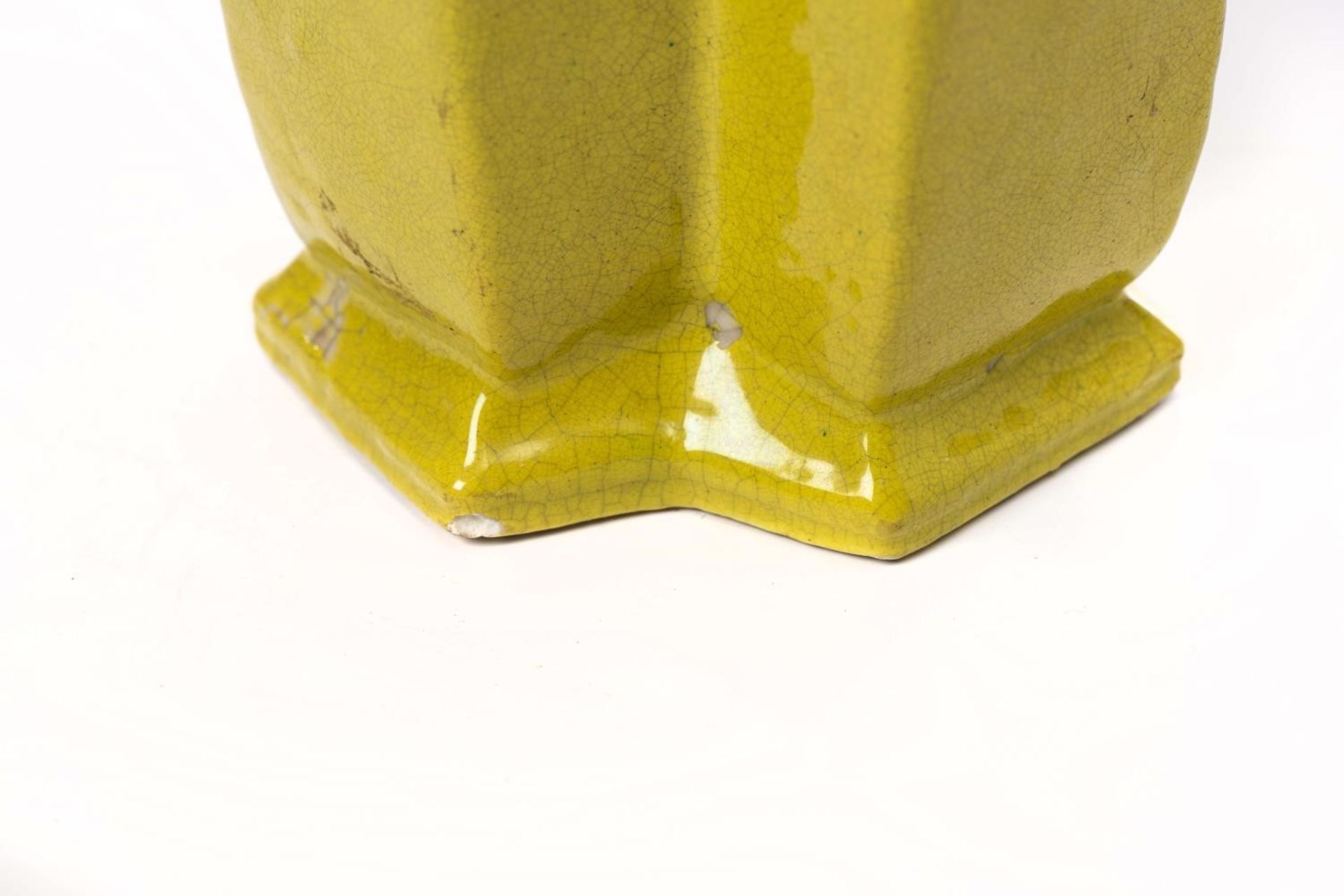 Vase en porcelaine de Chine en forme de double losange, glaçure jaune moutarde [...] - Bild 7 aus 9