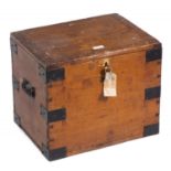 Coffre rectangulaire en bois avec serrure à clé H. 43x51x38.5 cm - - Mobilier & [...]