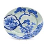 Plat en porcelaine du Japon à décor en bleu et blanc des 3 amis (prunier, pin, [...]