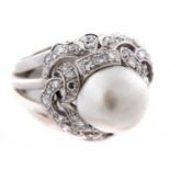 Bague en or blanc .750 Art déco avec une perle baroque centrale de 11 mm couronnée [...]