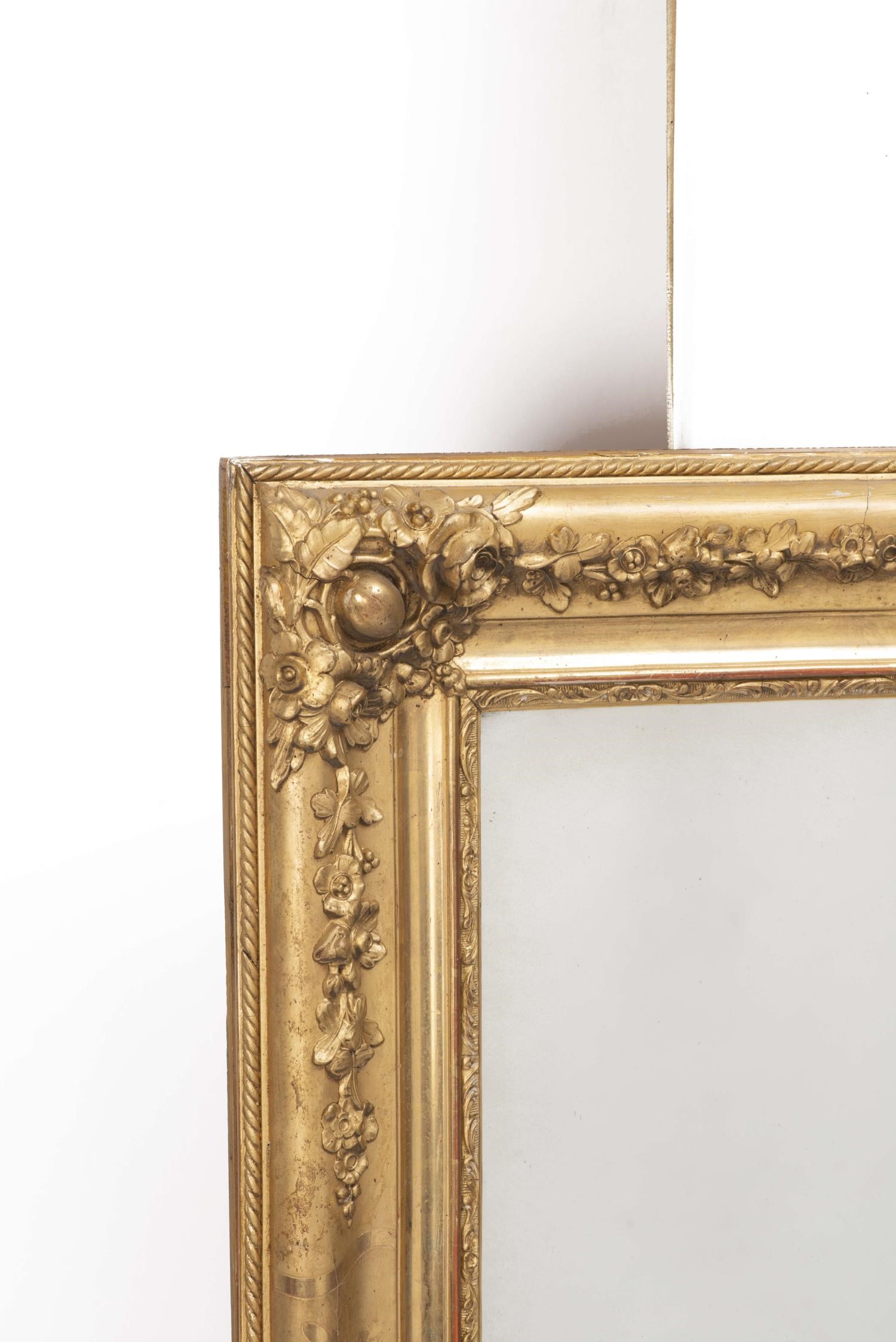 Miroir rectangulaire décoré de guirlandes et de fleurs en stuc doré 137x97 cm - - [...] - Image 2 of 4