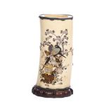 Vase en ivoire à décor en Shibayama, Japon Epoque Meiji. Cachet en nacre à 2 [...]