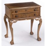 Argentier console de style Chippendale à deux tiroirs et pieds cambrés à décor [...]