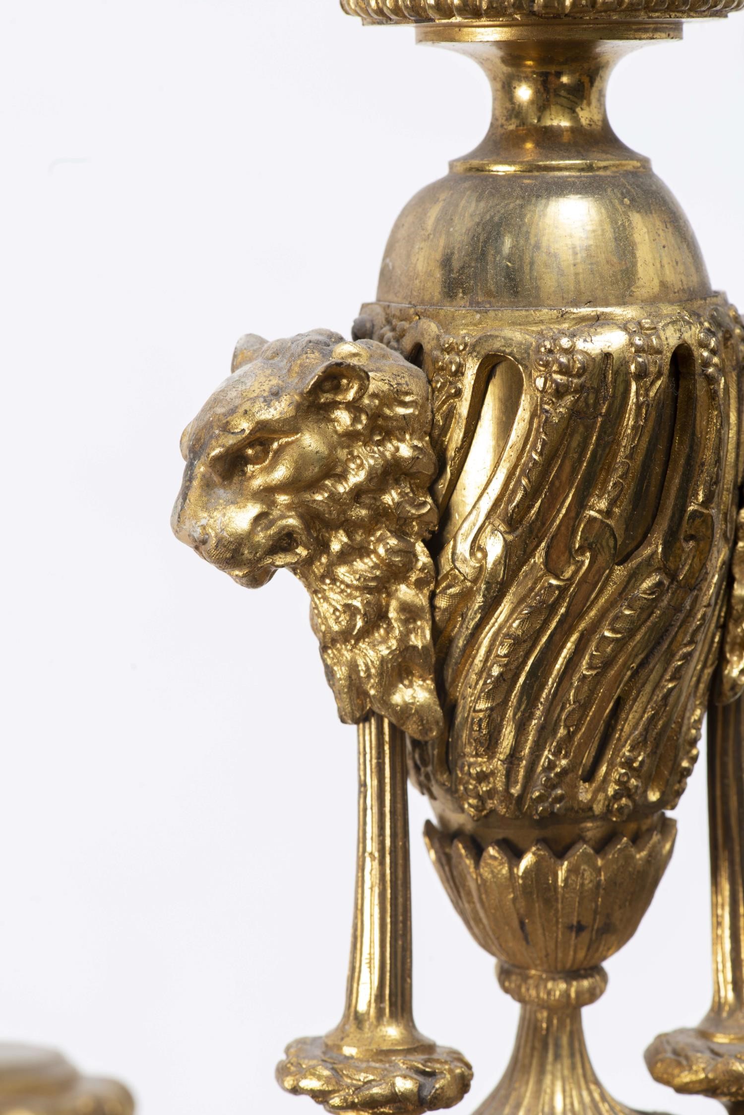 Paire d'appliques en bronze doré ciselé à trois bras de lumière à décor d'un [...] - Image 3 of 12