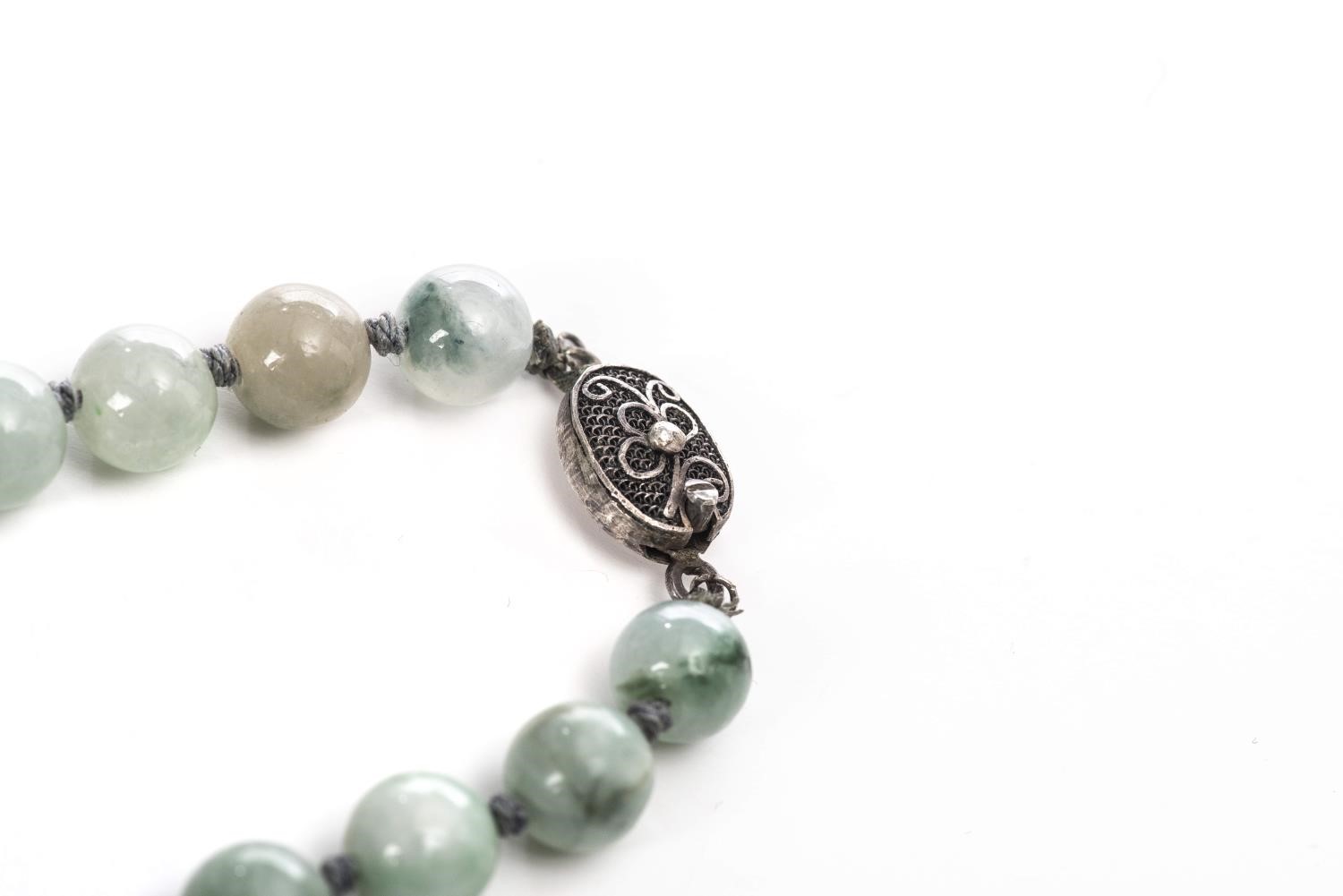 Lot de bijoux en jade et malachite comprenant : - Collier de perles en jade vert [...] - Image 23 of 23