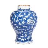 Potiche en porcelaine de chine à décor de cerisiers en fleurs sur fond bleu Chine [...]