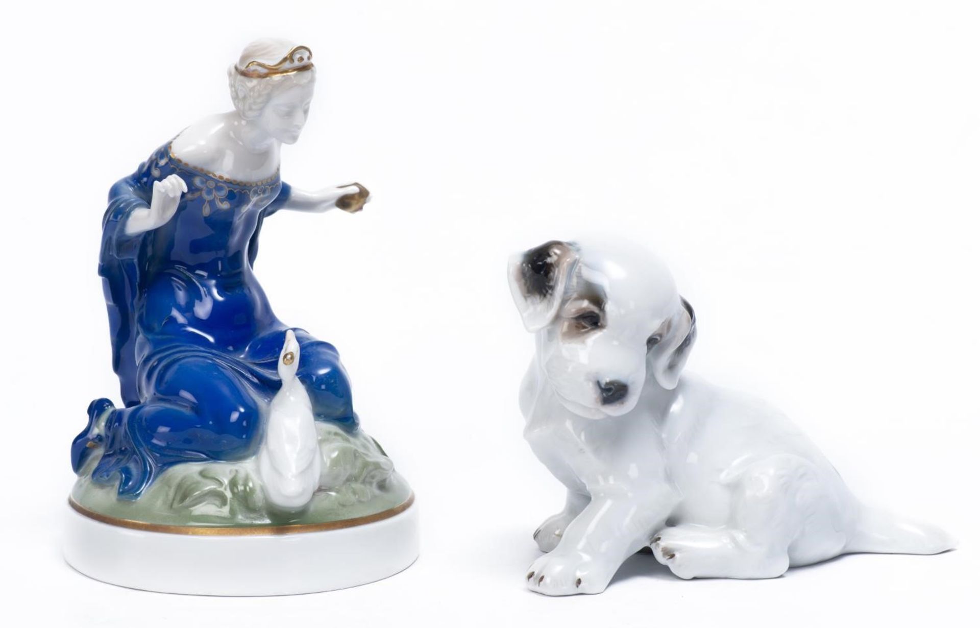 Deux sujets en porcelaine de Rosenthal, un caniche par Th. Kärner n° 1121 et Léda [...]