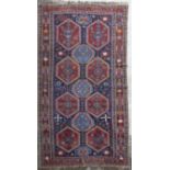 Tapis Kazakh à 13 médaillons centraux sur champ principal bleu nuit, à décor [...]