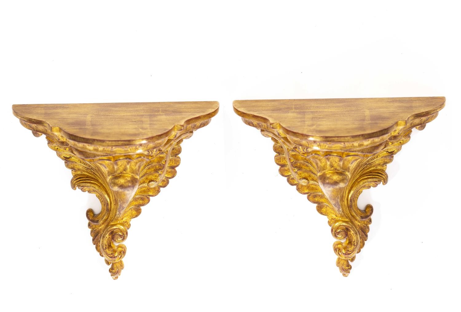 Paire de sellettes en bois doré de style baroque. H. 26.3x27.3x14.7 cm - - Mobilier [...]