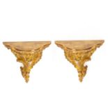 Paire de sellettes en bois doré de style baroque. H. 26.3x27.3x14.7 cm - - Mobilier [...]