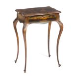 Petite table à ouvrage à pieds violonnés, chutes de bronze doré, à décor sur le [...]