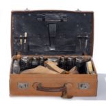 Valise à chaussures en cuir comprenant un certain nombre de flacons pour [...]