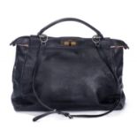 Fendi, sac bandoulière "Peekaboo" en cuir noir porté épaule, intérieur à deux [...]