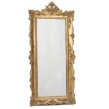 Miroir vertical en bois et stuc doré à décor de guirlandes de fleurs et fronton [...]