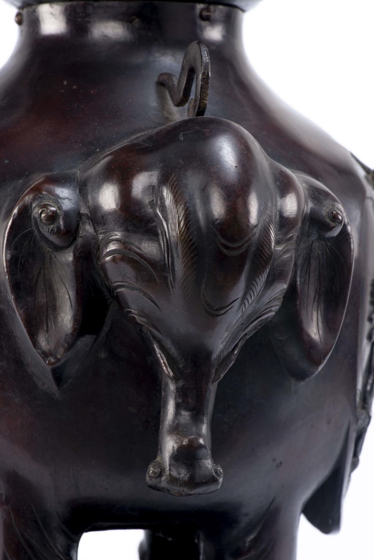 Vase cornet en bronze à panse à deux têtes d'éléphant avec décor d'oiseaux et [...] - Bild 6 aus 7