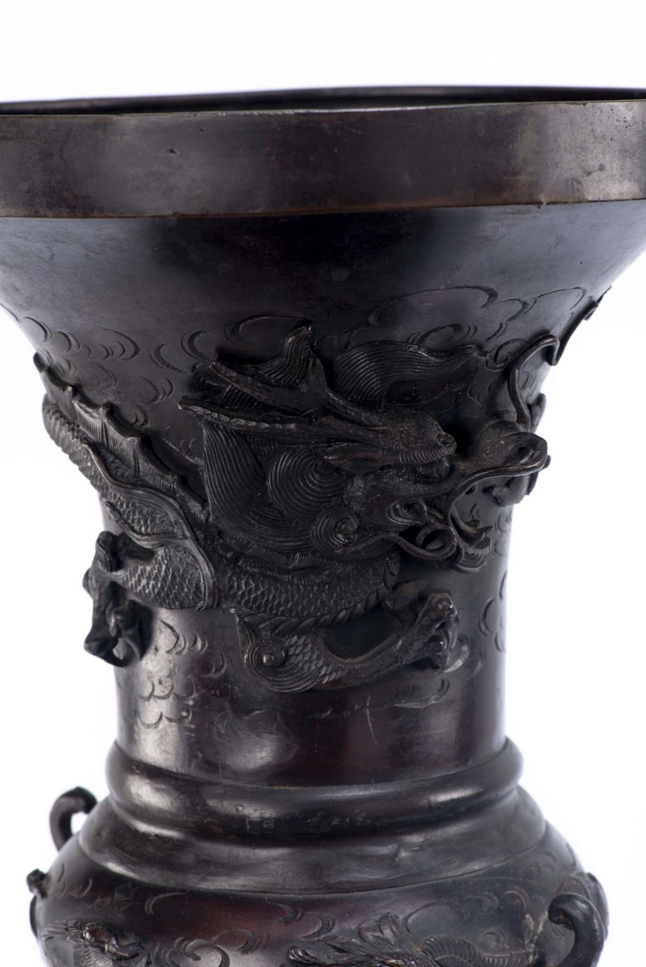 Vase cornet en bronze à panse à deux têtes d'éléphant avec décor d'oiseaux et [...] - Bild 3 aus 7