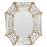 Miroir vénitien octogonal encadré de torsades et de fleurs en verre, avec décor [...]