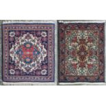 Deux petits tapis Keshan à décor de roses, médaillon central en rouge, bleu et [...]