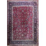 Tapis Keshan signé à décor de fleurs de lotus sur champ principal rouge, bordure [...]