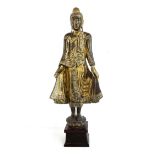 Bouddha debout en bois laqué noir et or avec verroterie vert, bleu et rouge formant [...]