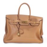 Hermès Paris, sac "Birkin" en cuir Togo beige porté main à fermeture pivotante, [...]