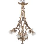 Lustre à six feux en bronze doré à décor de putti, de branches de rose, de rubans [...]