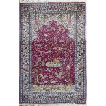 Tapis Ispahan à décor sur champ principal rouge d'arbre de vie, écoinçons sur [...]