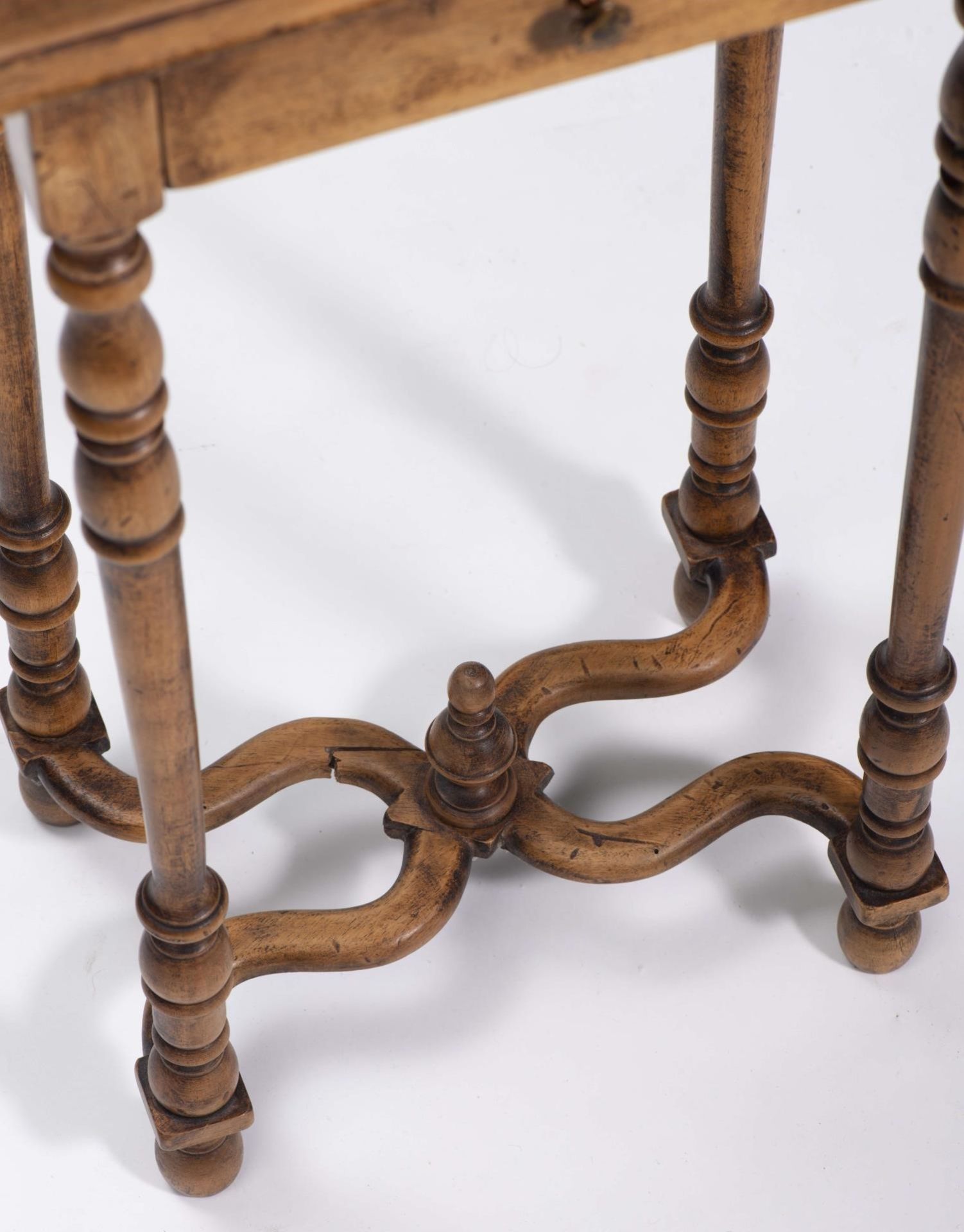 Petit guéridon en bois à pieds tournés de style Louis XIV, un tiroir dans le [...] - Bild 3 aus 4