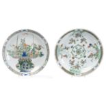Deux plats Kangxi à décor en famille verte de panier fleuris pour l'un et de fleurs [...]