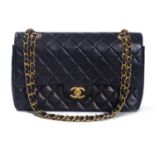 Chanel, sac "Classic" 2.55 en agneau matelassé noir à fermoir pivotant orné du [...]