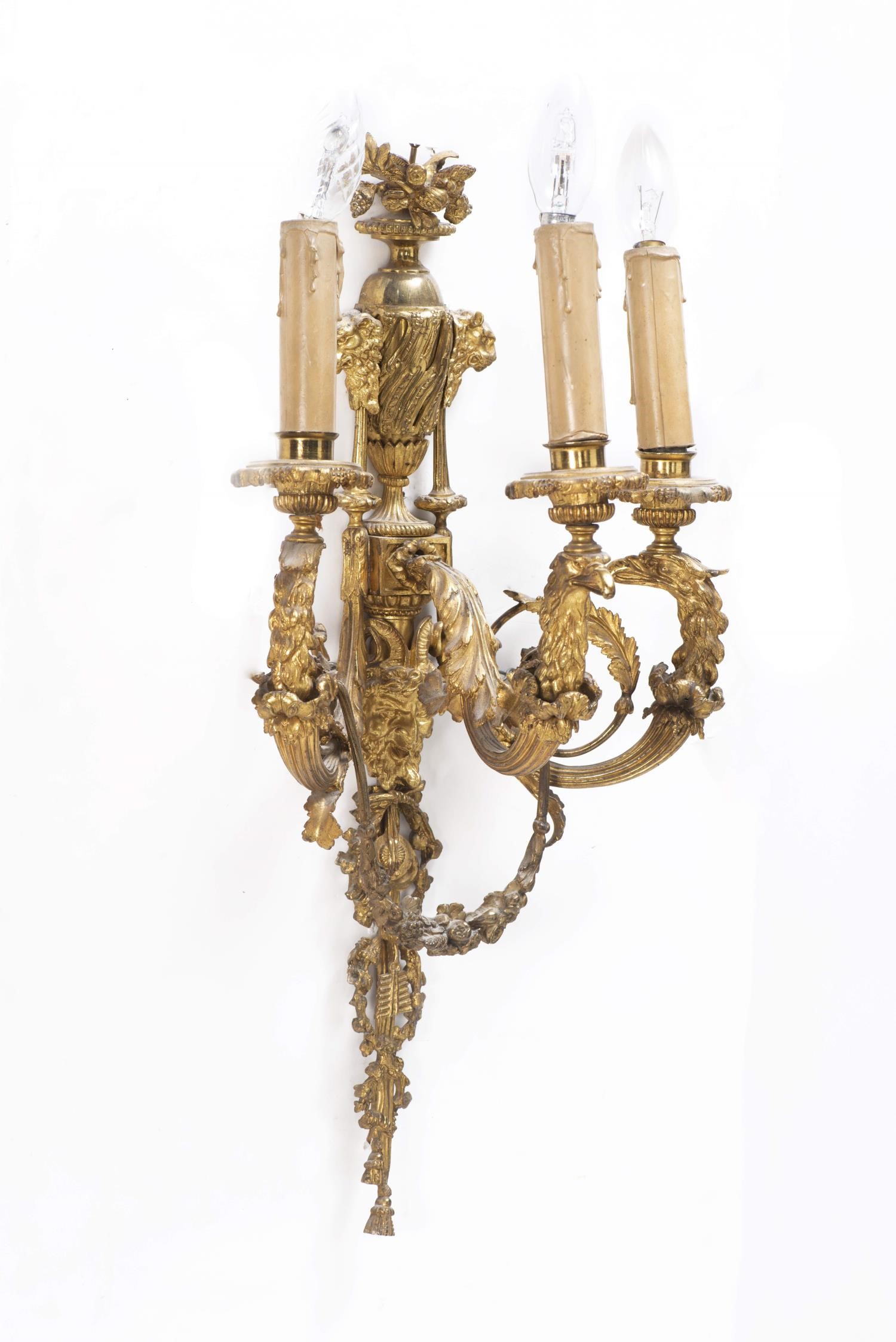 Paire d'appliques en bronze doré ciselé à trois bras de lumière à décor d'un [...] - Image 10 of 12